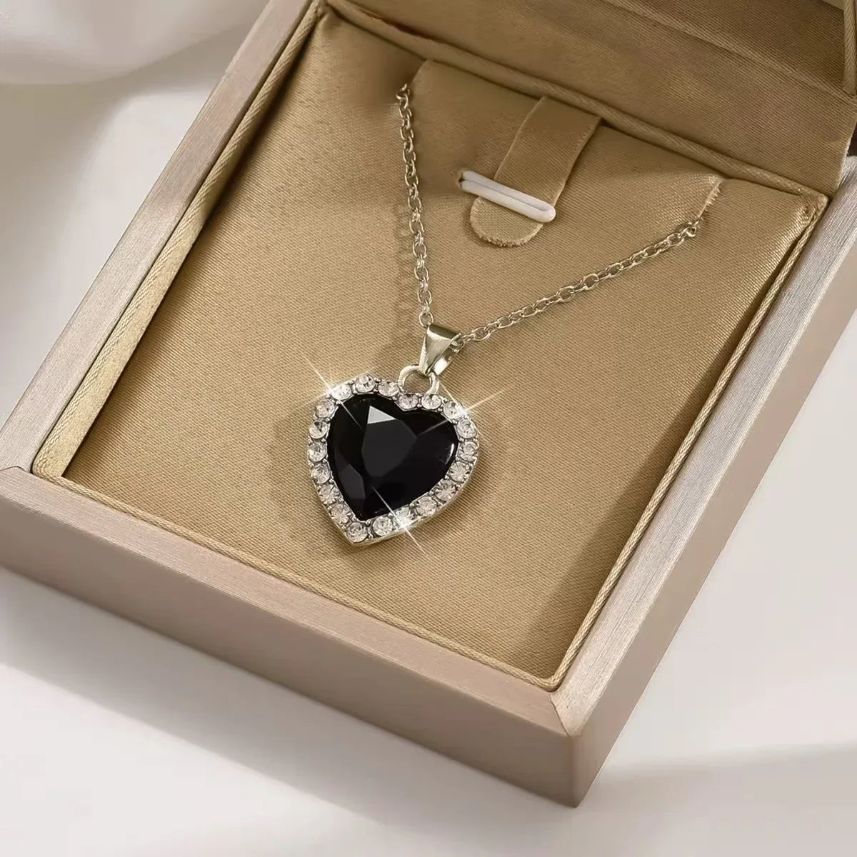 Titanic Heart of the Ocean Necklace - Red Leaf Forest